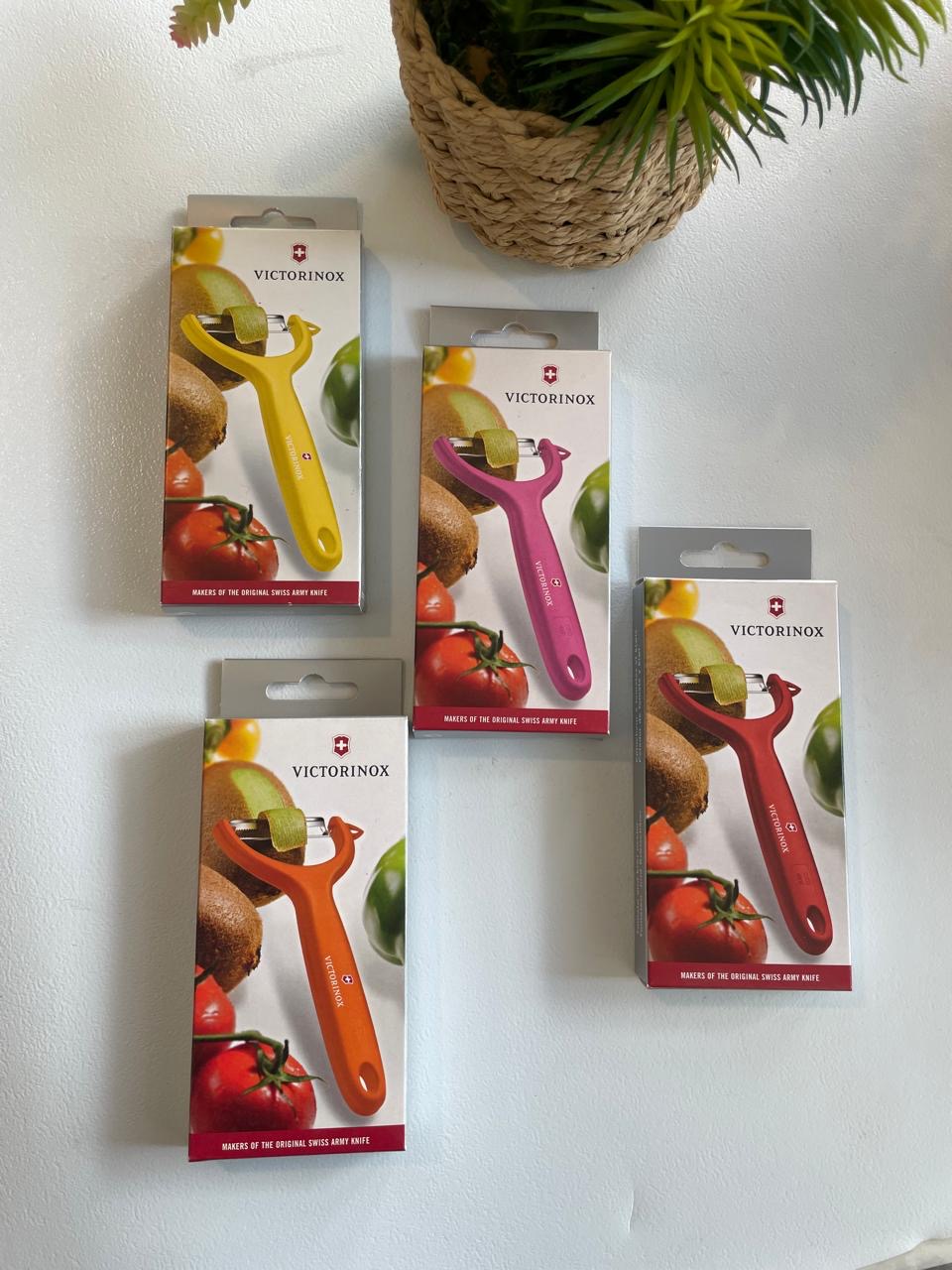 Victorinox Tomato Classic Peeler Pink 7.6079.5
